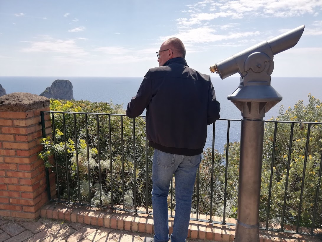 Getting a good photo of Faraglioni in Capri